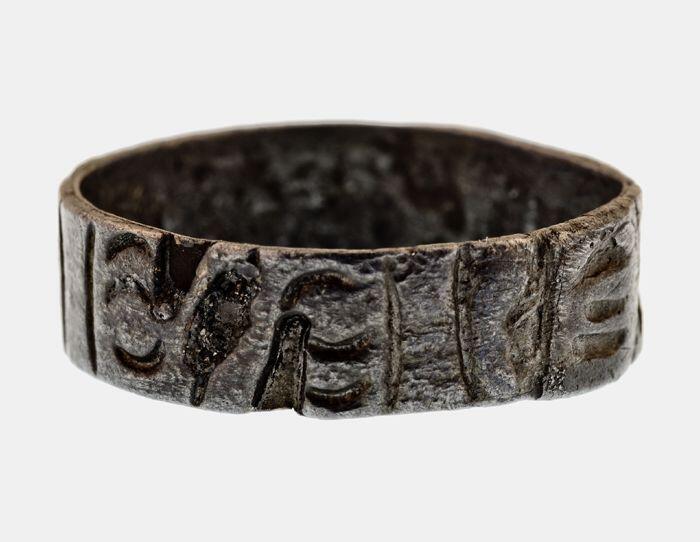 Brede zilveren ring met fantasie figuren