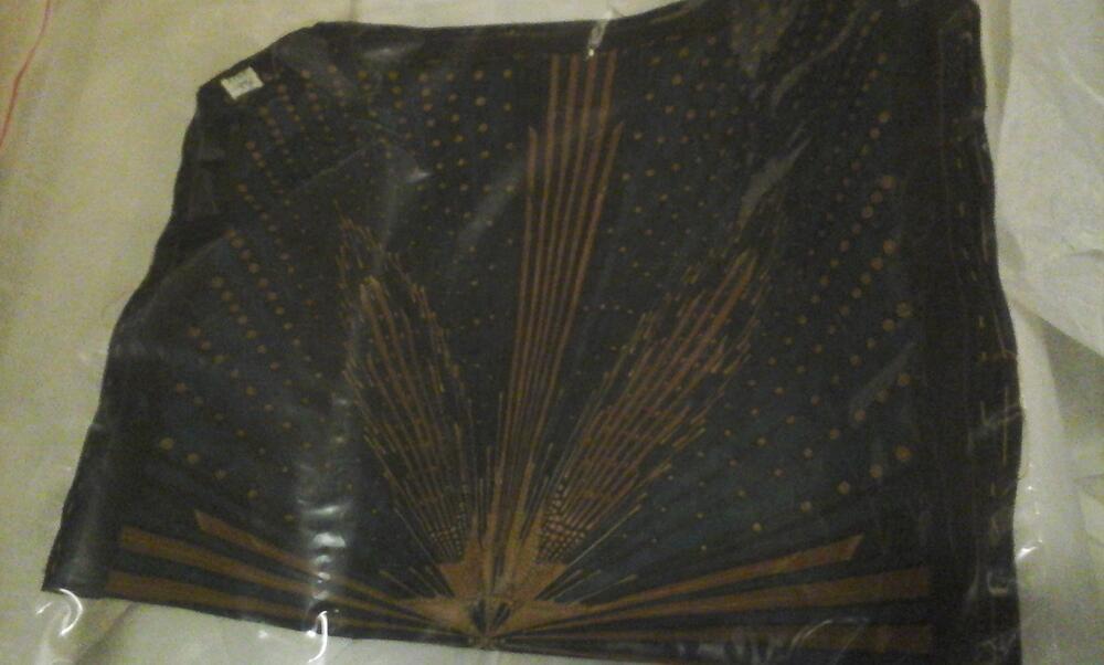 Theebladkleedje van groen/blauw/bruin batik met stervormig ornament