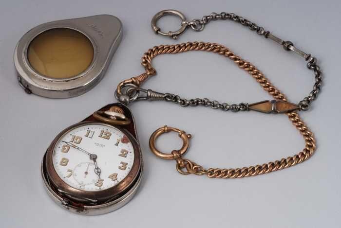 zilveren zakhorloge met beschermkast met wit-email wijzerplaat en twee horlogekettingen