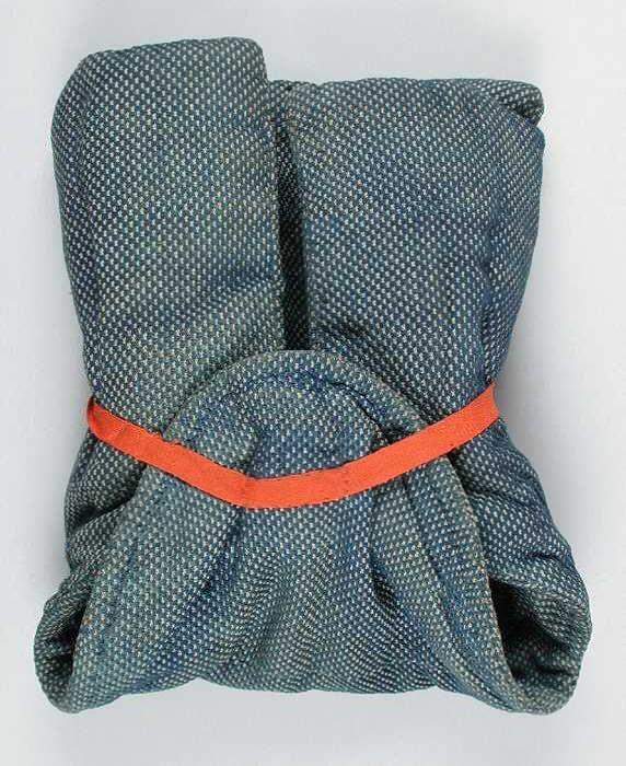 Wikkeldoek voor baby, van donkerblauw-wit katoen met vulling en rood lint