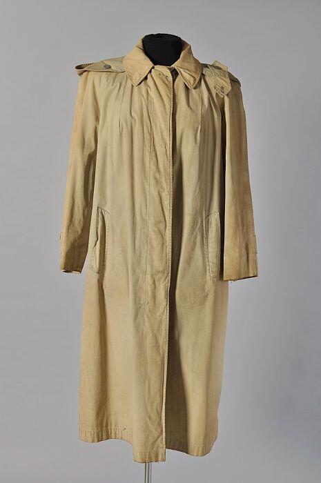Damesjas of trenchcoat met aanknoopbare capuchon, van lichte kaki stof