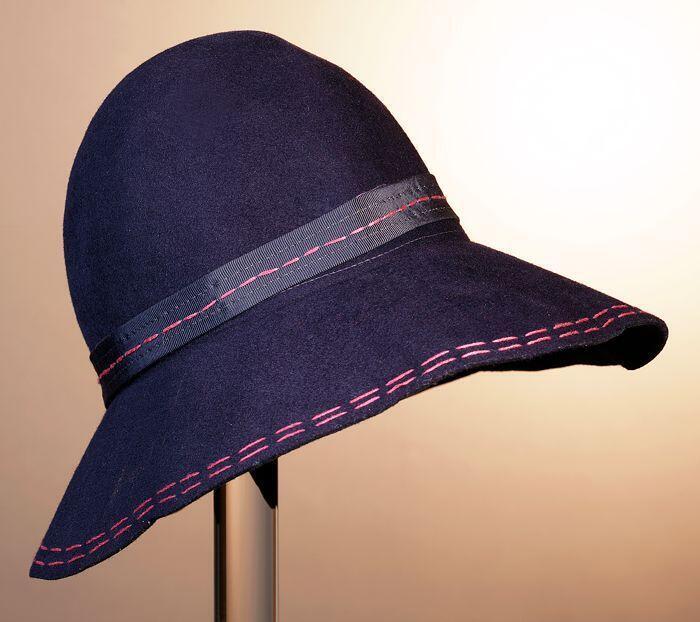Dameshoed van donkerblauw vilt met hoge bol en brede rand