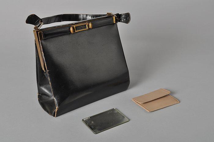 Zwart leren handtas met goudkleurige beugelsluiting, met spiegeltje en envelopbeursje