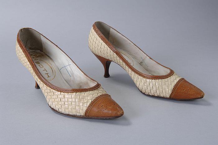Witte met bruine pumps van gevlochten leer en kort naaldhakje