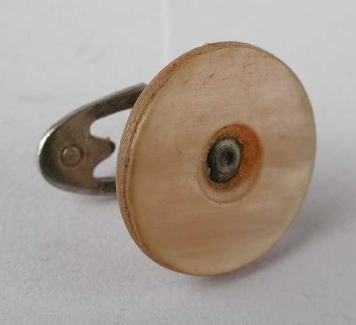 Boordenknoop van parelmoer met metalen contrastuk