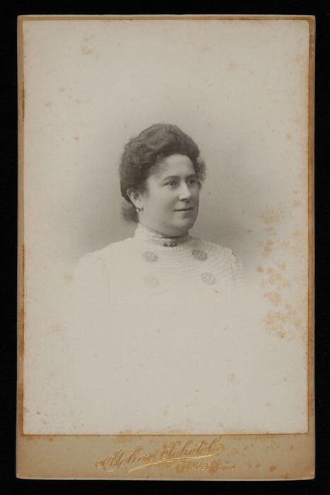 Foto van actrice Marie van Eysden-Vink; borstbeeld Marie van Eysden