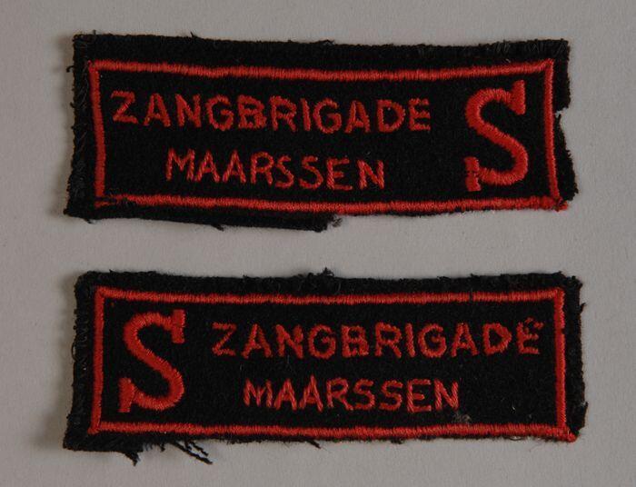 Emblemen, zwart vilt met rood borduursel "S / zangbrigade Maarssen", uniform zangbrigade Leger des…