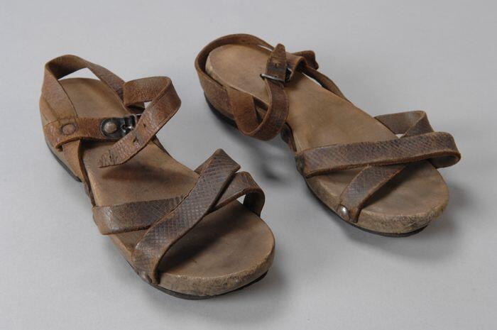 houten kindersandalen met leren bandjes