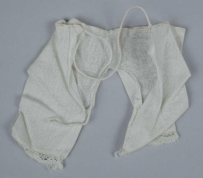 Poppenonderbroek van wit katoen met halflange pijpen met smal kantje, split middenvoor met koord…