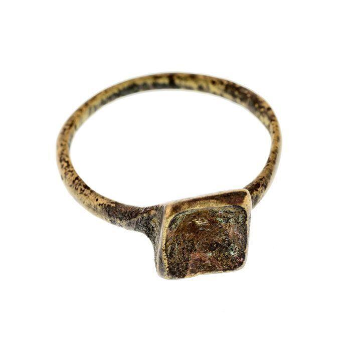 Kleine koperen ring met lege, vierkante zettin