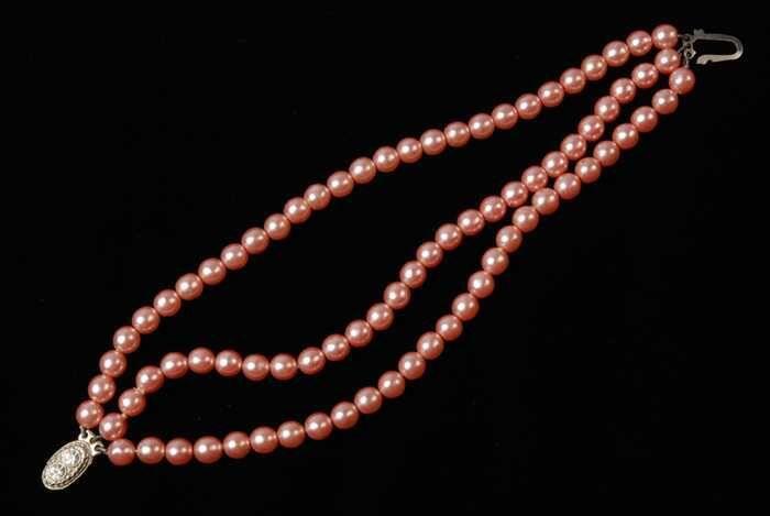 Armband, drie snoeren roze paarlemoerglanzende kunststofkralen, haaksluiting, kapper Van Vliet