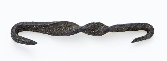 Mantelspeld of mantelsluiting, getordeerde strip met aan uiteinden naar binnen gebogen haken