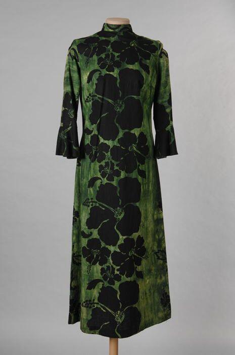Lange jurk, batik effect, gevlamd groene stof bedruk met grote zwarte bloemen, lange mouwen met…