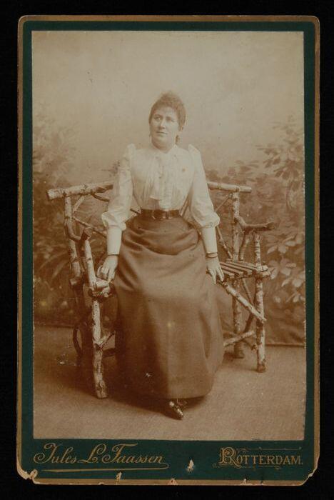 Foto van dame op bankje: actrice Marie van Eysden-Vink