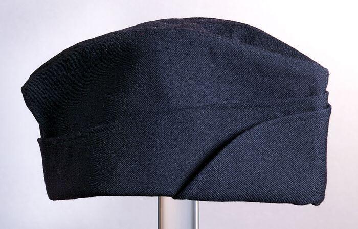 Donkerblauwe wollen kwartiermuts, met roze-grijze zijde binnenzijde maat 56, van een vereniging (?)