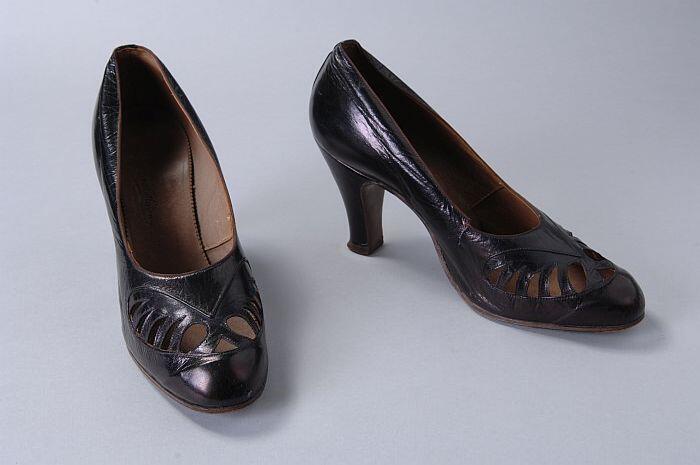 Donkerpaarse pumps met opengewerkte neus en metaalglans, hoge louishak