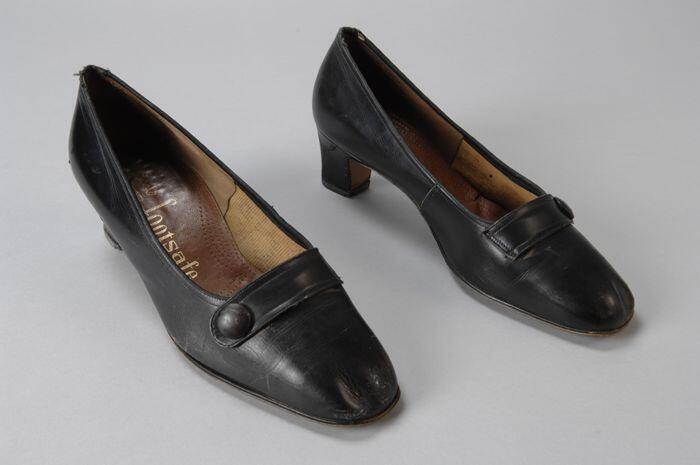 Paar damesschoenen van zwart glanzend leer met brede hoge hak, "footsafe"