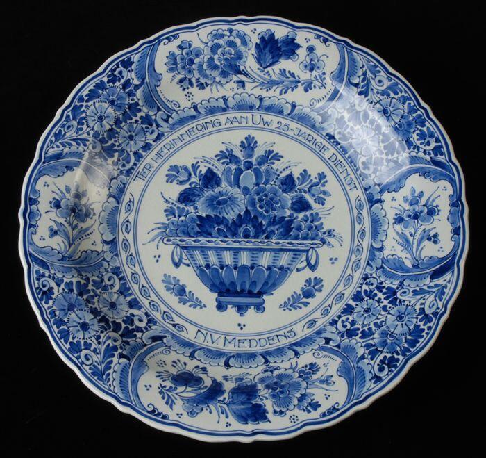 Delfts blauw herdenkingsbord "TER HERINNERING AAN UW 25-JARIGE DIENST / N.V. MEDDENS"