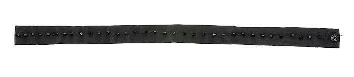 Choker van zwart satijnband met stippellijn van zwarte kokervormige glazen kraaltjes