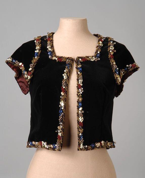 Zwart fluwelen bolero met korte mouwtjes, afgezet met kralen, gevoerd