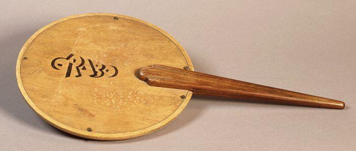 Spiegel, rond in een houten lijst met houten steel, in een punt uitlopend, achterzijde inlegwerk …