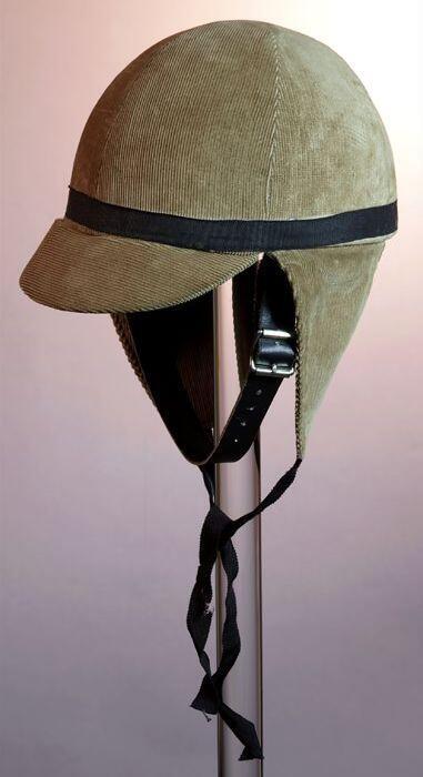 Beige ribfluwelen, babyroy, polohelm met flappen, klep en kinband, riempje