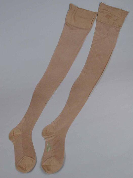 Paar lange kousen van fijn beige tricot zijde "Pure Silk ... And Bemberg"