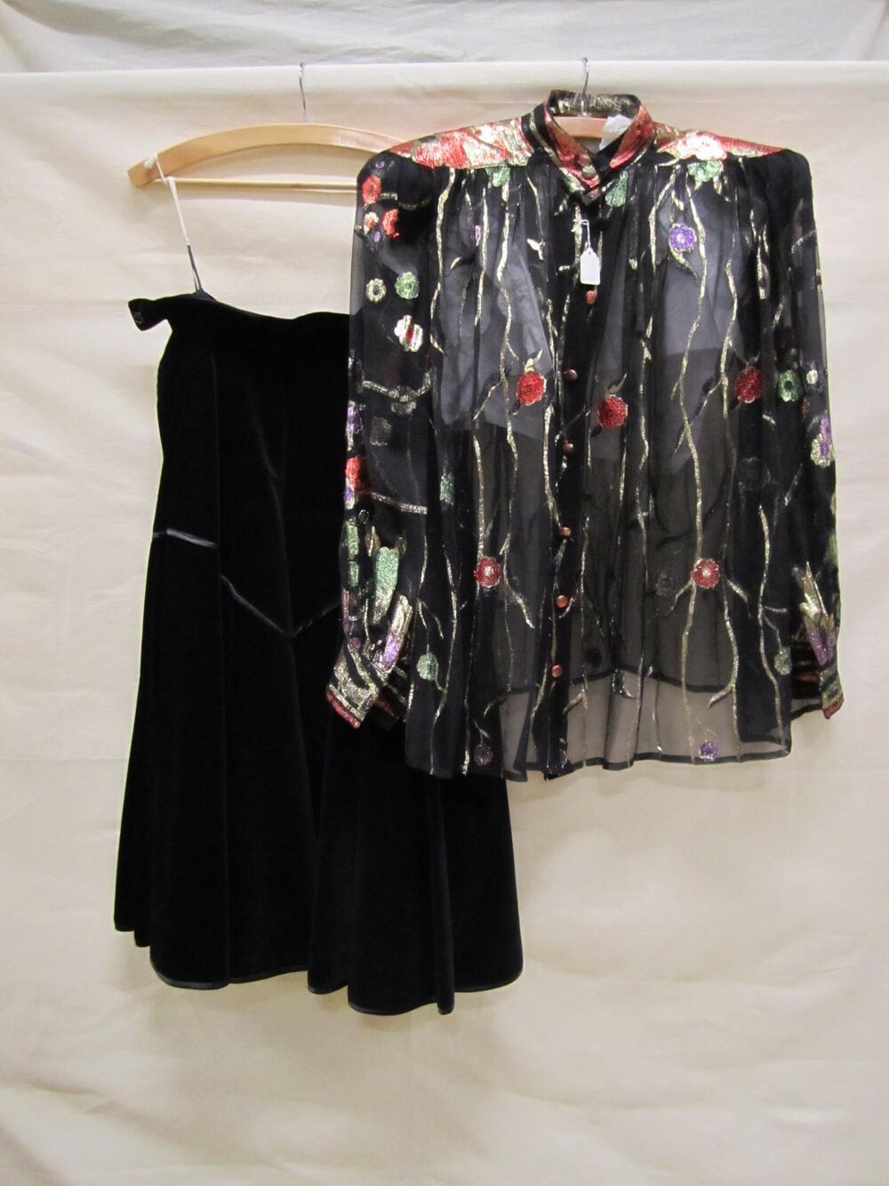 Ensemble, bestaande uit blouse van zwarte voile met borduursel in meerkleurig glansdraad, zwart…