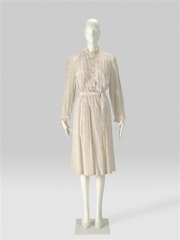 Jurk, bedrukte zijde, crèmekleurig fond, bedrukt met nopjes roze/beige, lange mouwen, ceintuur van…
