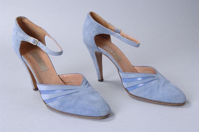 Lichtblauwe suède hakschoenen met opengewerkte voorvoet met glad leer als contraststof