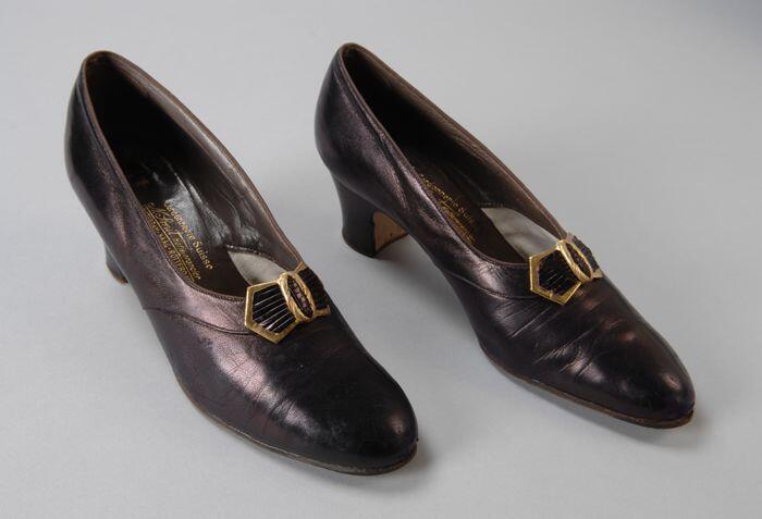 Paarsbruine leren hakschoenen met Cubahak en een siergesp van goudleer op het voorblad, leer heeft…