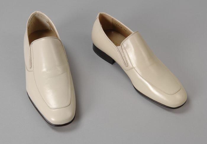 Paar instapschoenen van beige leer, kleine hak, "Corbeau"