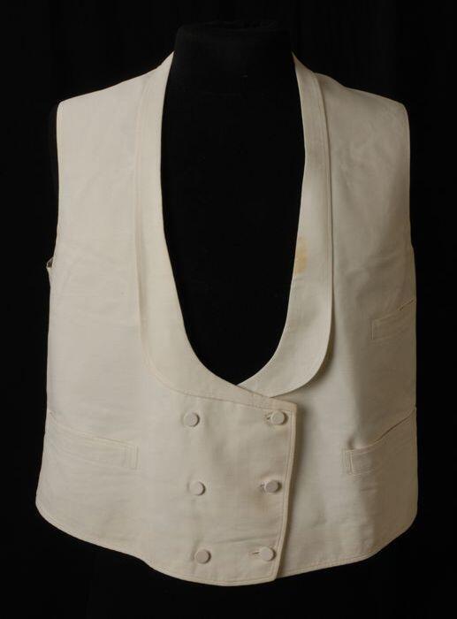 Herenvest van wit piqué met shawlkraag en double breasted