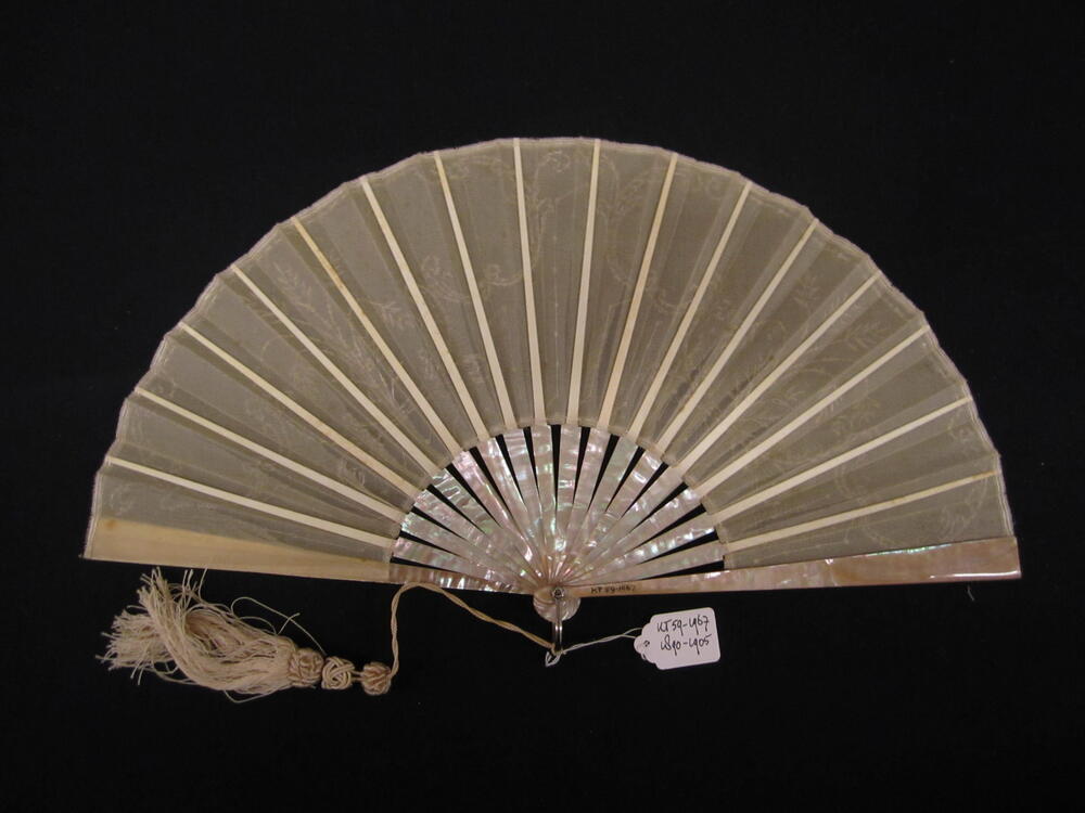 Vouwwaaier, montuur van parelmoer, blad van wit batist bezaaid met goud- en zilverkleurige lovers,…