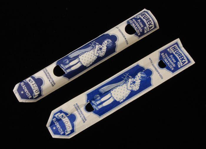 Twee originele papieren verpakkingen van breinaalden, als bladwijzer met reclame in blauw "Heureka"