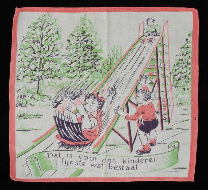 Vierkante wit katoenen kinderzakdoek met rode zoom en opdruk in rood, groen en zwart, speeltuin met…
