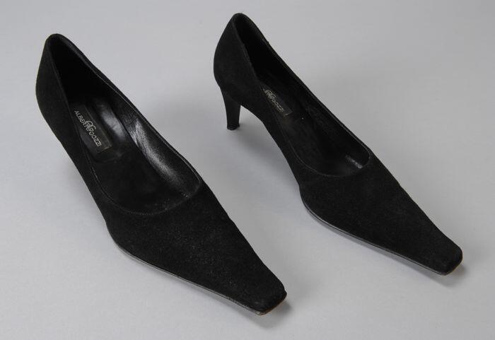 Paar zwarte suède pumps