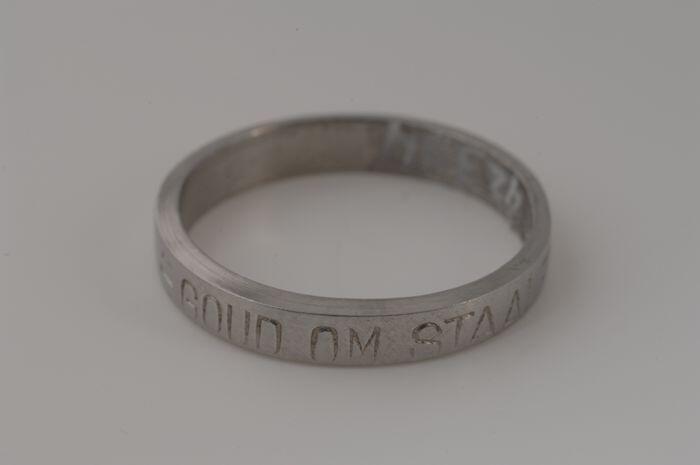 IJzeren NSB-ring "GOUD OM STAAL = N.S.B.1940"