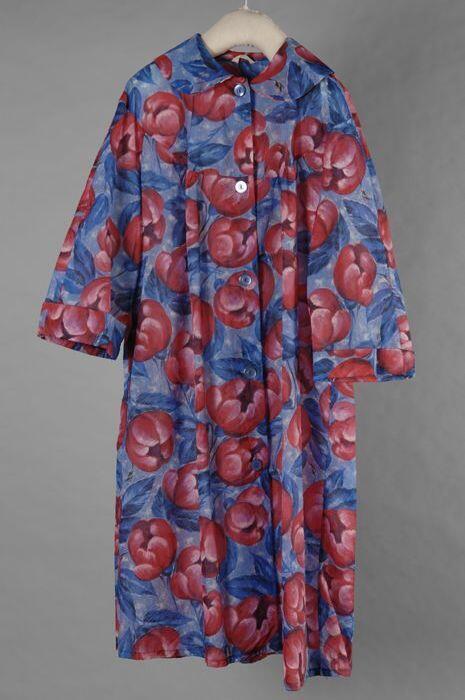Ochtendjas of duster van dunne kunstzijde met een dessin van grote rode bloemen en blauwe bladeren,…