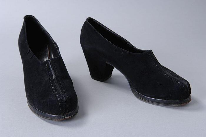Zwarte suède pumps met bolle neus met daarover een bies met gaatjesdecoratie