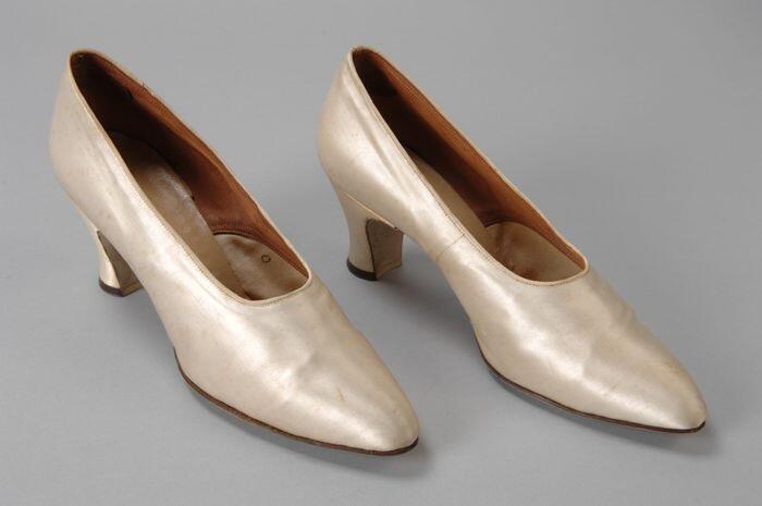 Roomwitte satijnen hakschoenen met Louishak en spitse neus