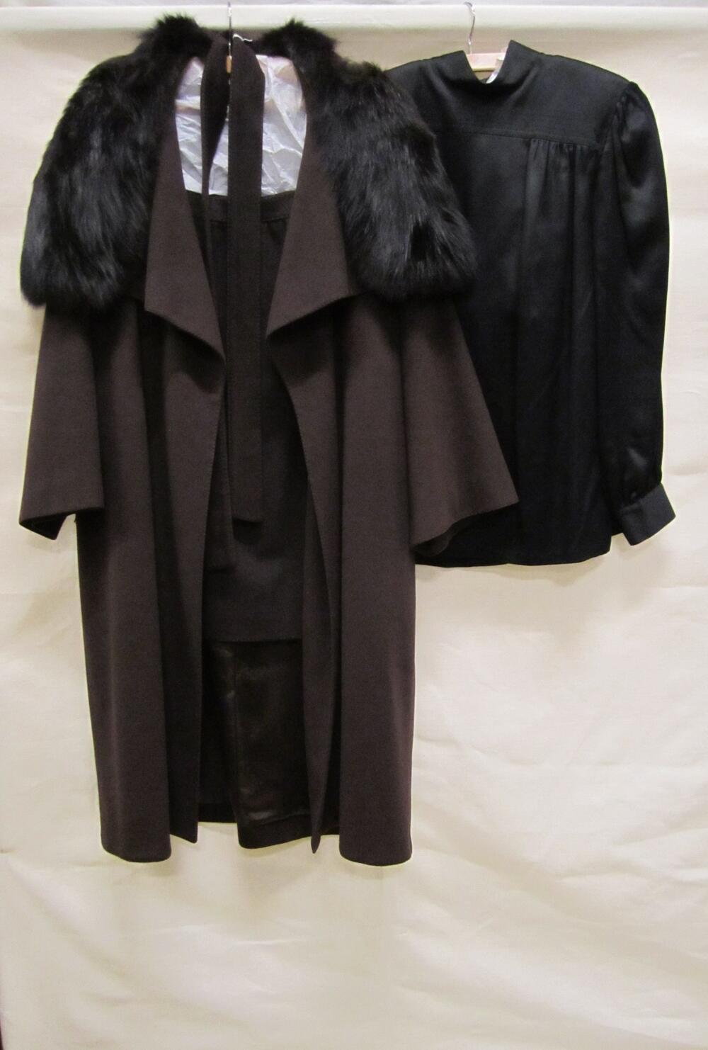Ensemble, van donkerbruine wol/ laken, bestaande uit mantel met strikceintuur en kraag van…