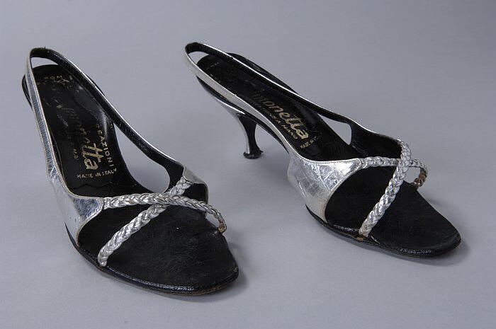 zilveren slingback met open teen met gevlochten gekruiste bandjes, diabolo-naaldhak, zwarte zool