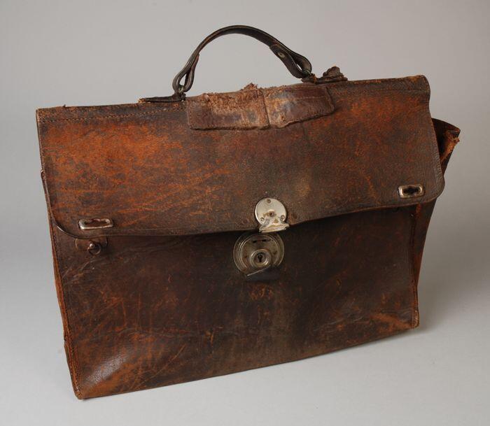 Bruin leren schooltas of aktetas van Dolf Henkes