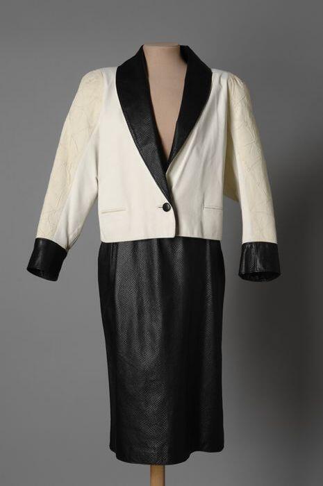 Zwarte leatherlook rok en wit jasje