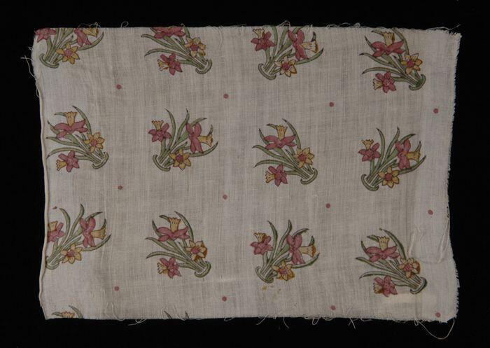 Stofstaal, katoen met repeterend dessin van narcisboeket in roze, geel en groen, Kralingse…
