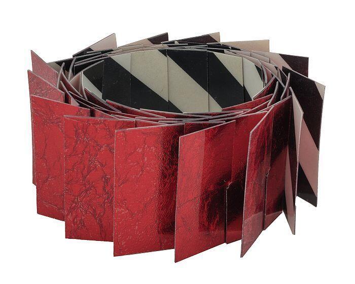 Omkeerbare plastic armband, binnenkant zwart-wit, buitenkant rood metallic