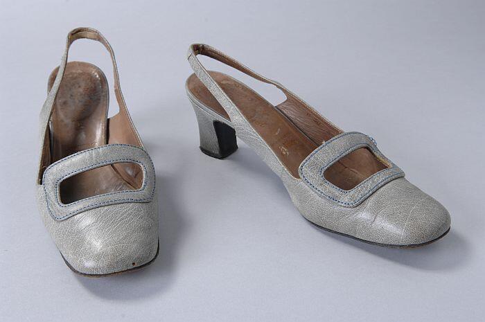Grijze leren slingbacks, open siergesp op voorvoet en blauwe stiksels, klein blokhakje