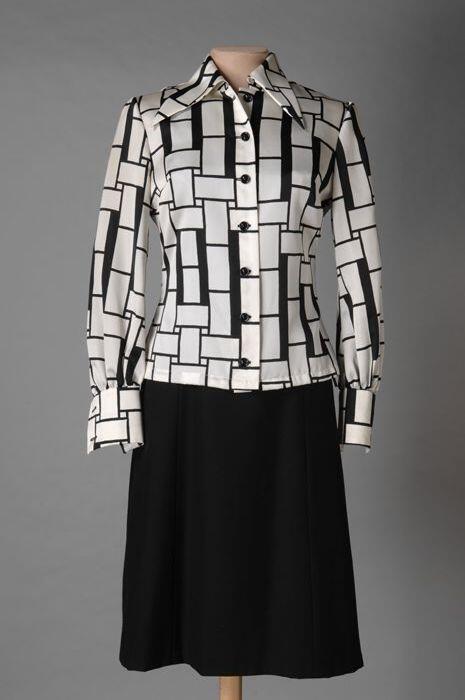 Ensemble, zwarte knielange en mouwloze overgooier en een zwart-wit geblokte blouse, "Sportin Dress"