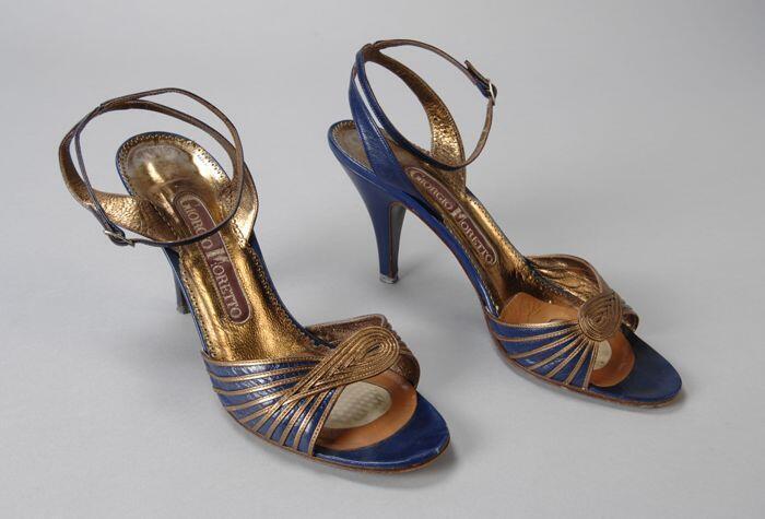Blauw met gouden leren sandalettes met smalle gouden biesjes op de voorvoet, dunne enkelbandjes,…